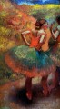 zwei Tänzer in grünen Röcken Landschaft scener Edgar Degas